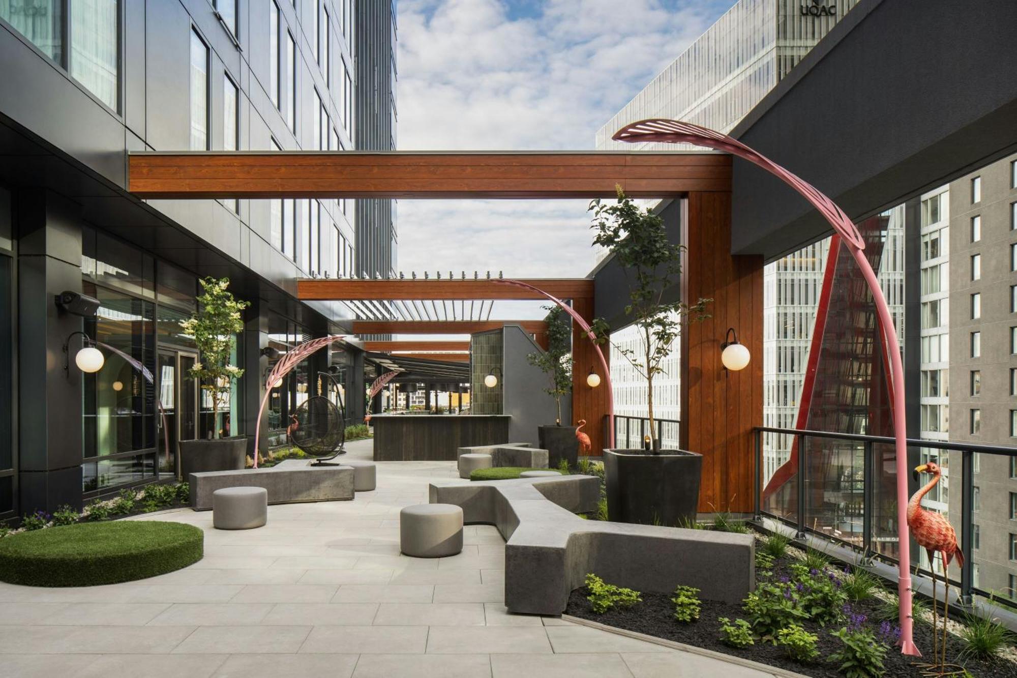 Honeyrose Hotel, Montreal, A Tribute Portfolio Hotel Bagian luar foto The outdoor patio at the 10th floor of the building