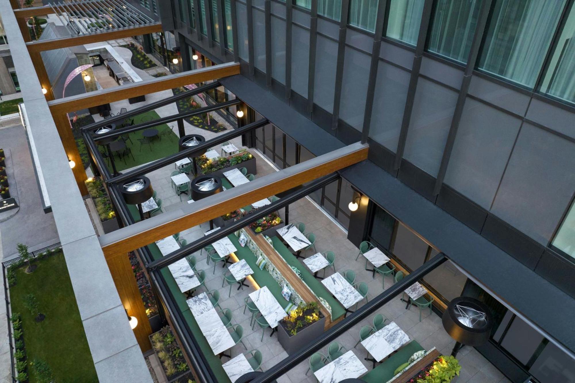 Honeyrose Hotel, Montreal, A Tribute Portfolio Hotel Bagian luar foto The outdoor dining area at the hotel